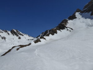 Couloir ouest de l'aiguille de Malatra et le col homonyme à gauche