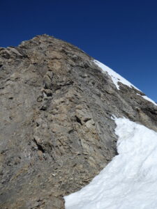 Le derniers mètres pour gagner le sommet de l'aiguille de Malatra sont secs