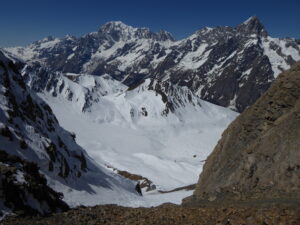 Rochers instables dans les premiers mètres du couloir ouest