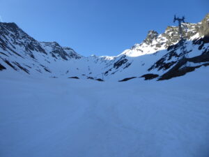 Le vallon de Menouve et les pylônes vestiges de la station de Bourg-Saint-Bernard fermée en 2010