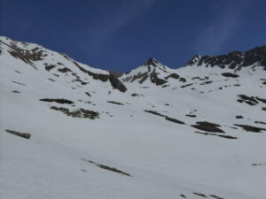 La descente en question vue de Tsa-Nouva, le col N de Menouve à gauche
