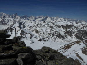 Col du Grand Saint Bernard vu du sommet. A droite, l'épaule d'où part la descente du versant O