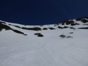 Vue du bas. J'ai emprunté la bande de neige à gauche