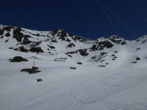 Le versant O de la pointe de Barasson et le col E à droite