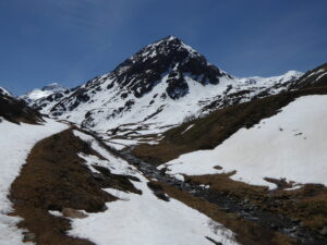 Accès à la combe de Drône déneigé en RG, encore enneigé en RD