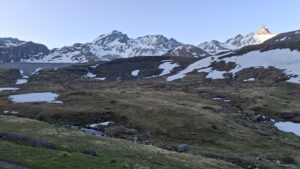 Le barrage de la Sassière à g. - l'aiguille du Dôme déjà au soleil à Dr.